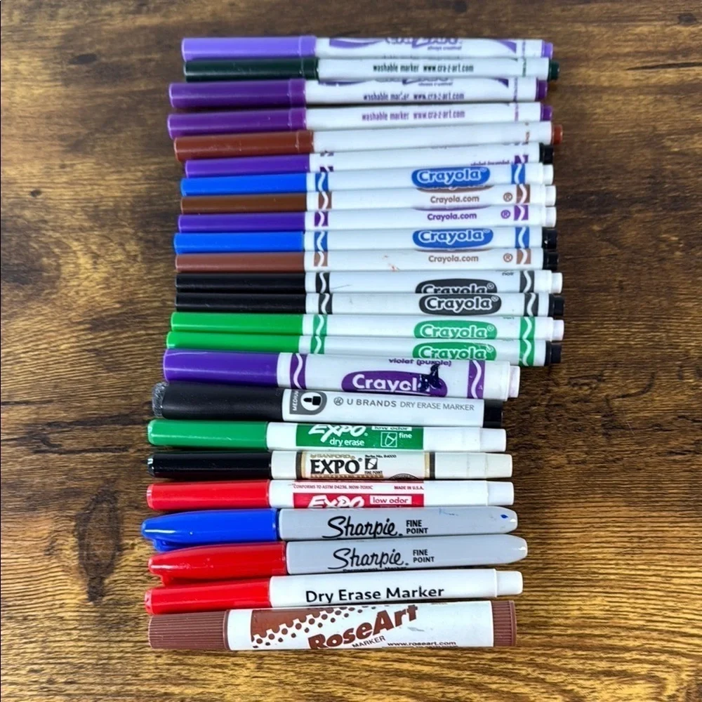 Crayola and RoseArt Marker Set - Multicolor